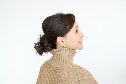 50代、ニットを着るときの「上品まとめ髪」。すっきりヘアで美人度アップ