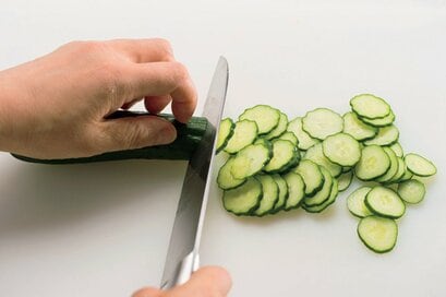 もう包丁にくっつかない！キュウリを輪切りにするとき役立つ簡単なワザ