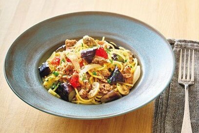 夏野菜たっぷりミートスパゲティ。ひき肉を「ハンバーグ状」にして焼けばジューシーに