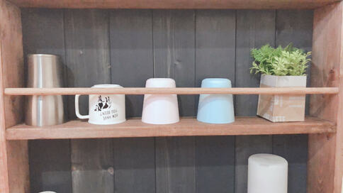 キッチンカウンター横の10cmを攻略。DIY「薄型シェルフ」が快適