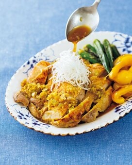 冷めてもおいしい鶏肉の香味漬け。めんつゆとオイスターソースが決め手