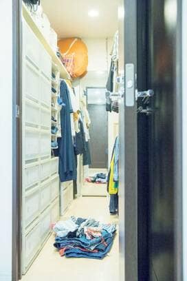 洗濯物はクローゼットの床に放置。片づけ家事を手放したらストレスが減った