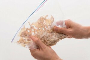 冷めたらポリ袋に入れ、手やめん棒などで細かく砕く