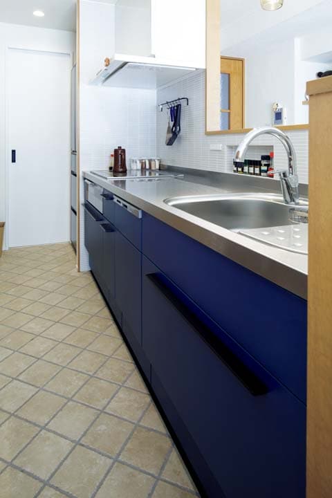 キッチンはLIXILのシステムキッチンを採用