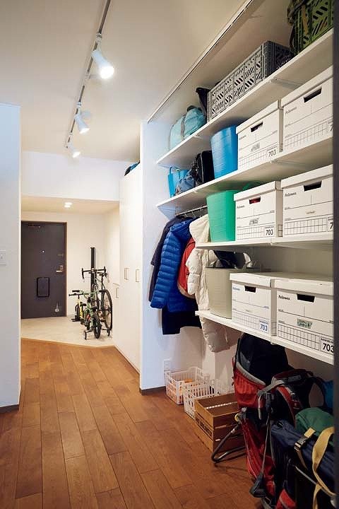 かさばるアウトドアグッズをおさめたオープン収納