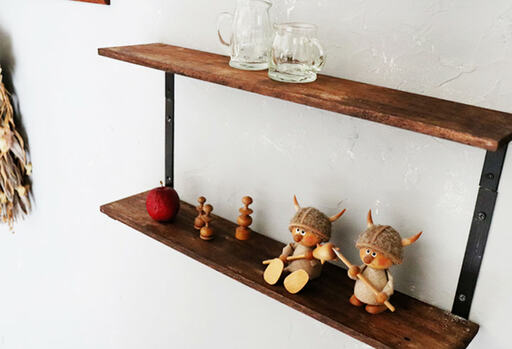 アンティークのようなビジュアルの二段シェルフ