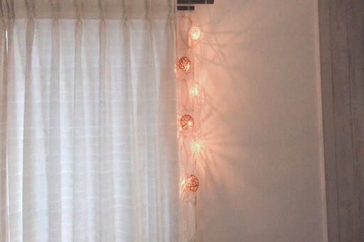 窓に吊るしたところ