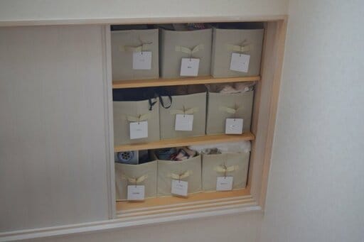 片側だけでも9つも仕分けすることができる、階段途中の収納スペース