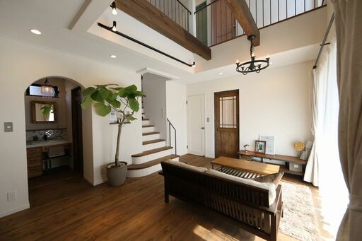 アイアンの手すりがインテリアのアクセントに