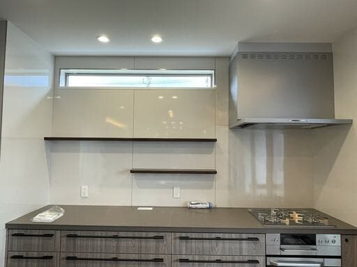 FIX窓や飾り棚を追加したキッチン