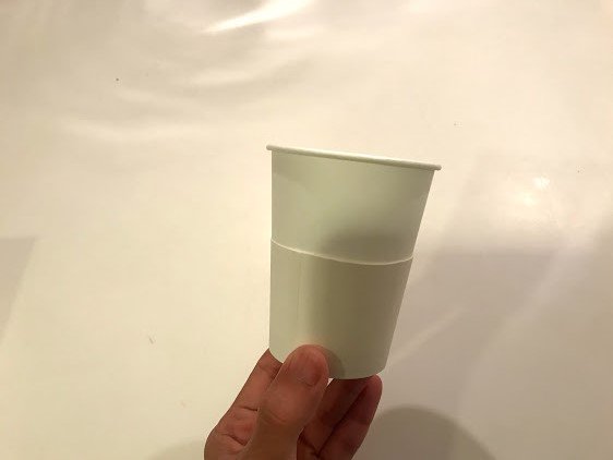 新しい紙コップに(2)でつくった紙コップを重ねて、同じ高さのものを必要な数分つくっていきます。