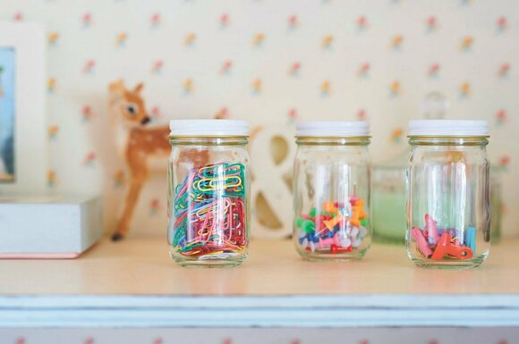 カレー粉のシンプルなビンにカラフルなクリップやピンを