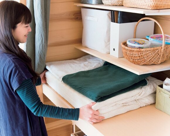 二男のお昼寝用布団は、取り出しやすい腰の高さに