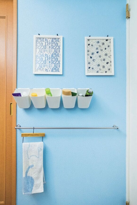 青い壁に額2枚 タオル