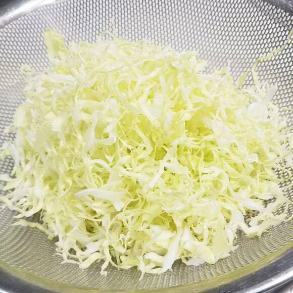 スライスしたキャベツ