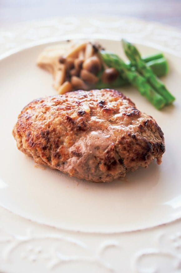 お皿にハンバーグ