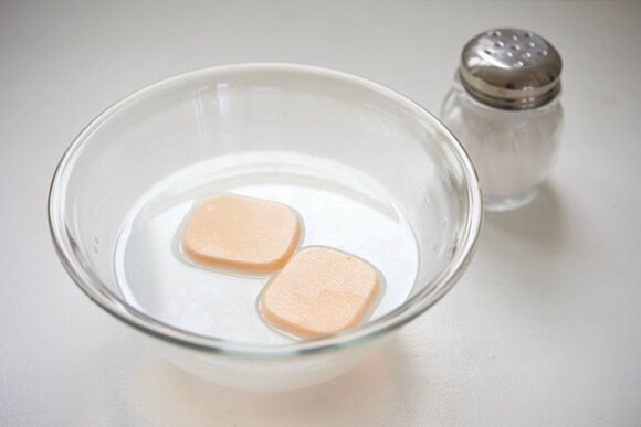 スポンジにつけてシンクを磨くとピカピカに