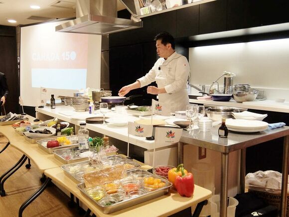 奥田シェフの周りにはカナダ食材がいっぱい
