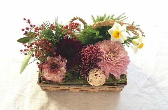 おうちにある箱を活用したお花のお正月アレンジ