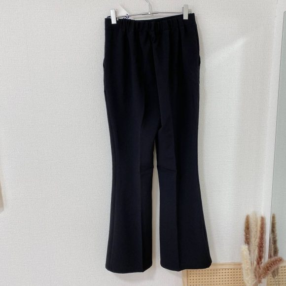 後ろはゴムが入っていてラクちん