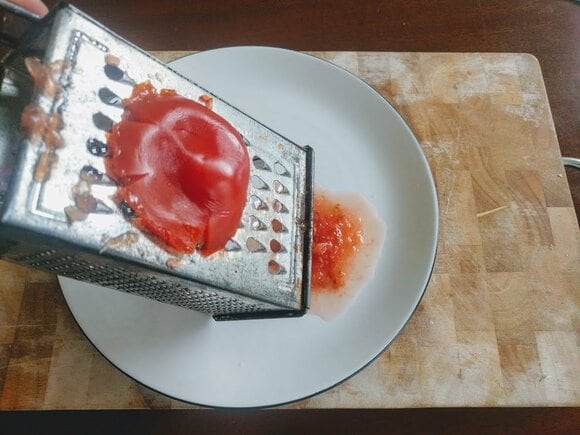 トマトを半分に切ってすりおろします