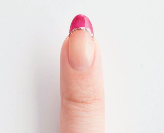 フレンチネイルをした爪