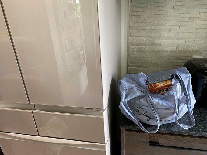 冷蔵庫と荷物を置いたカップボード