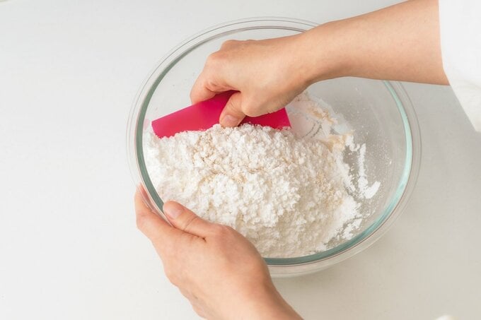 パンの材料を混ぜ合わせる様子