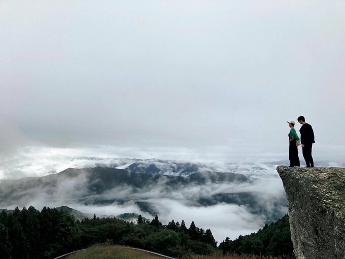 山の絶景の中に立つ人