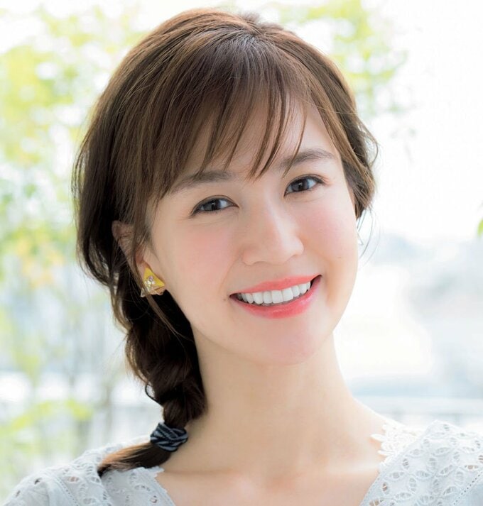 大人っぽい印象のサイド三つ編みの様子