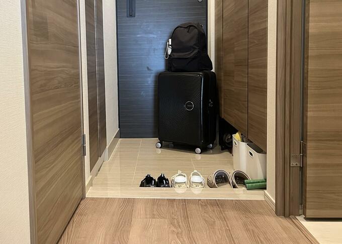玄関に置かれたままの荷物