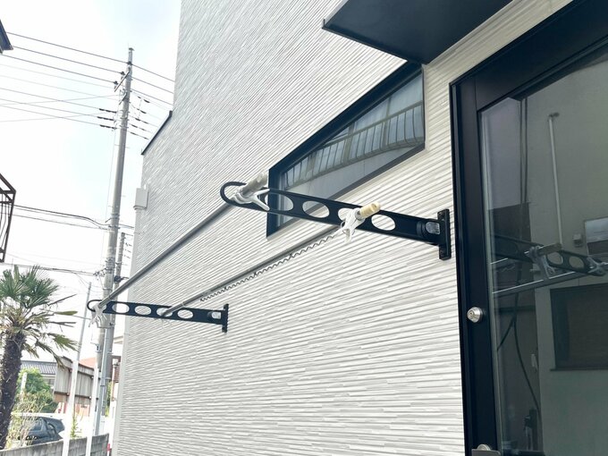 外壁に取りつけた物干し竿