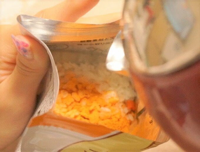 尾西のチキンライスにお湯を入れる