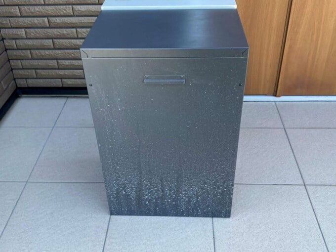 汚れが目立つ宅配ボックス