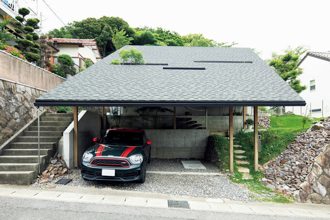 右側の擁壁の一部と車庫、左手の階段は残した