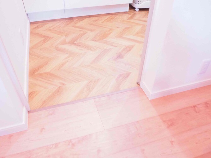 リビングから洗面所に続く床