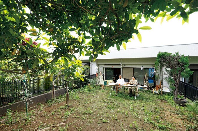 庭は2階の寝室やプレイルームとつながっている