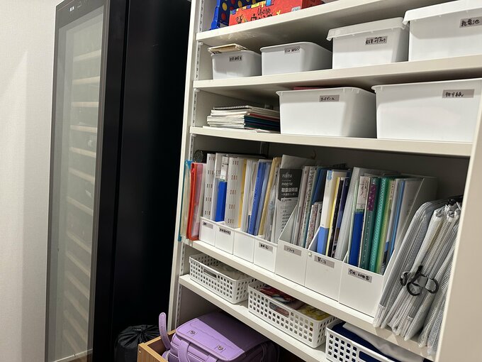 稼働ラックを活用し使いやすいリビングクローゼット