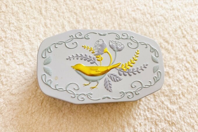 友人のお子さんがクッキー入りでプレゼントしてくれた缶。今は私の薬箱になっています。