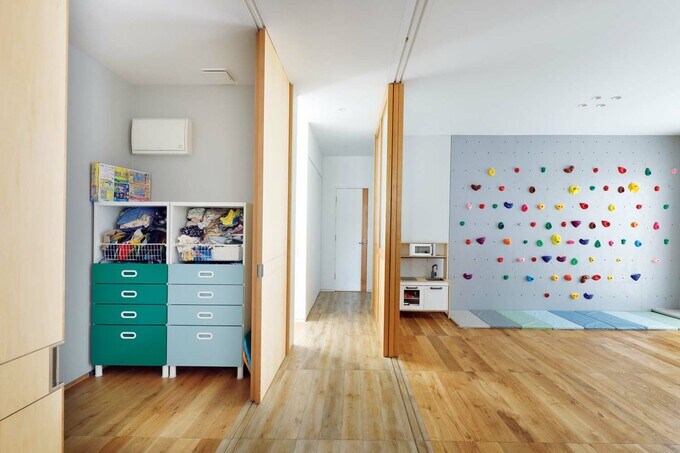 右側が子ども部屋、左側が子ども用収納