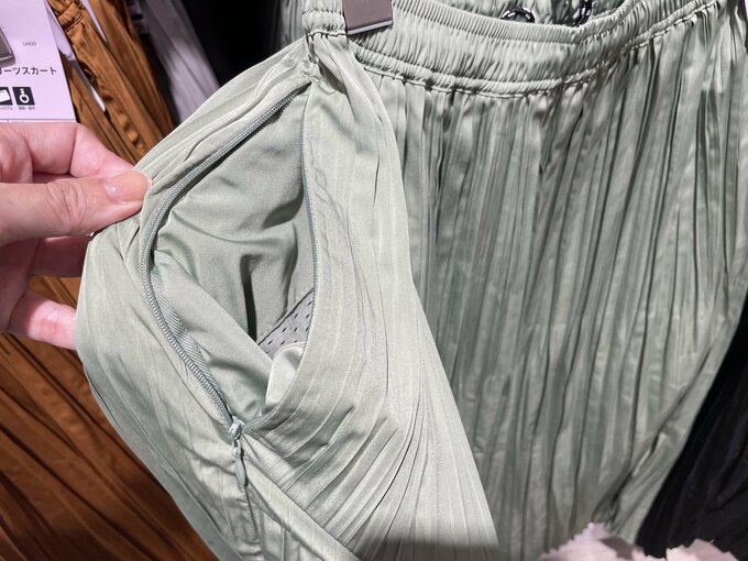 撥水ランダムプリーツスカートにはうれしいファスナーポケットつき