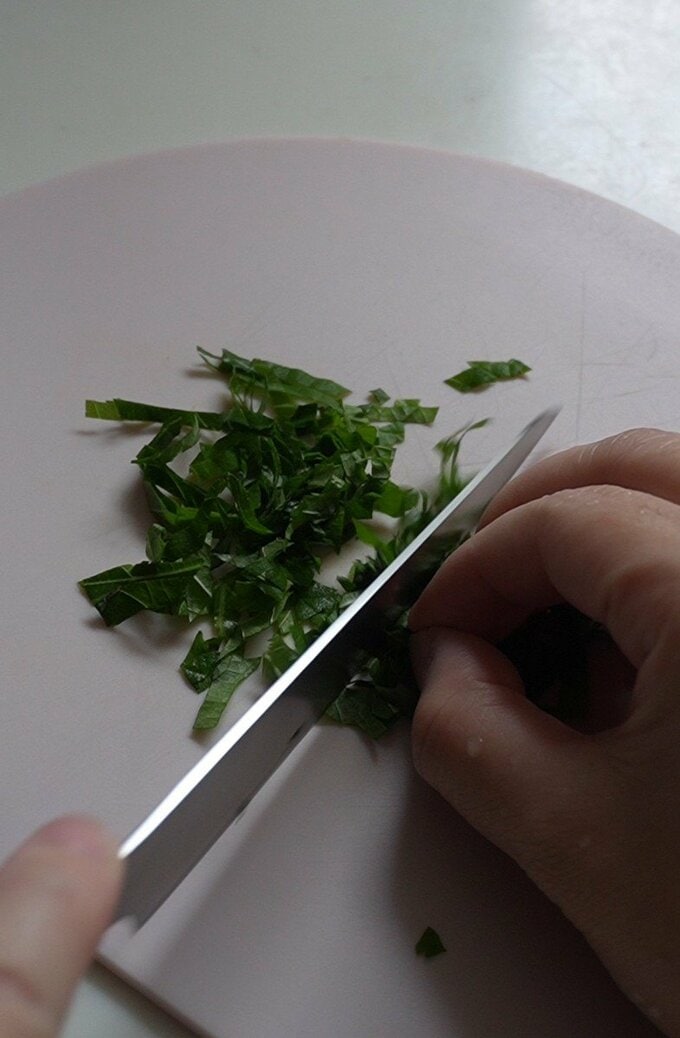 大葉をきざむ