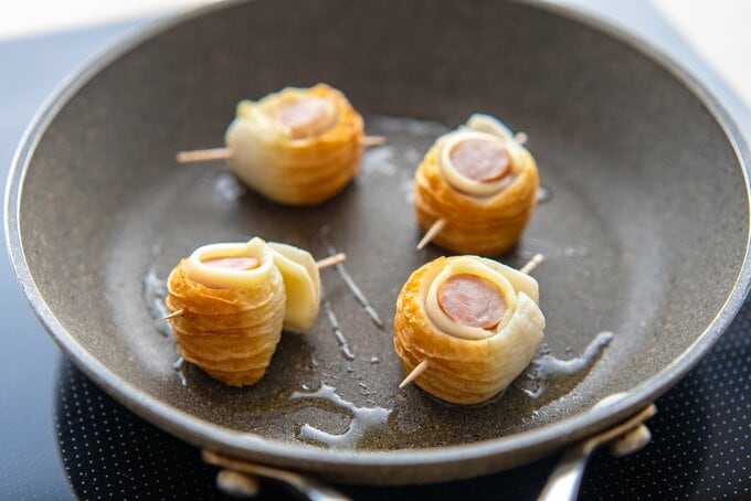 チーズとソーセージを巻いたちくわを焼く