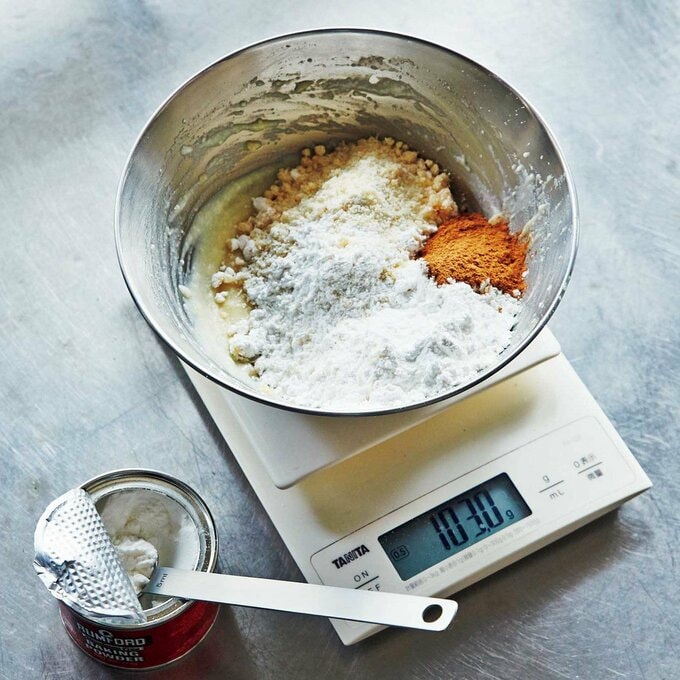 調味料を量り入れる