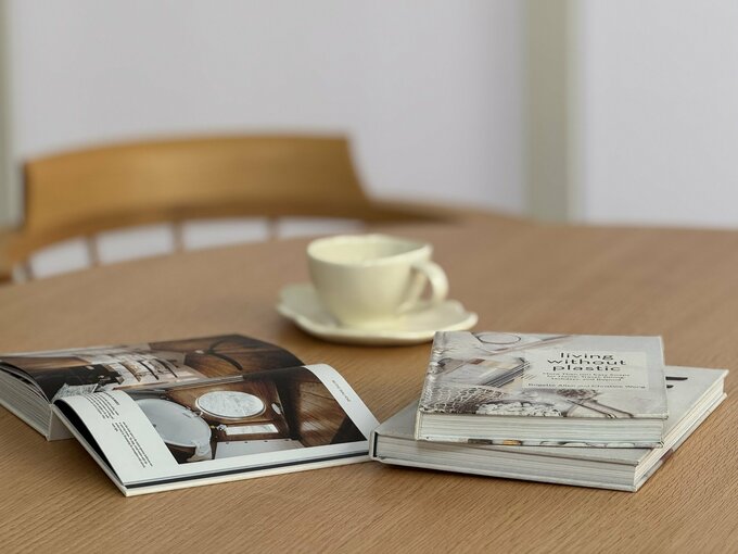 テーブルの上の本とコーヒーカップ