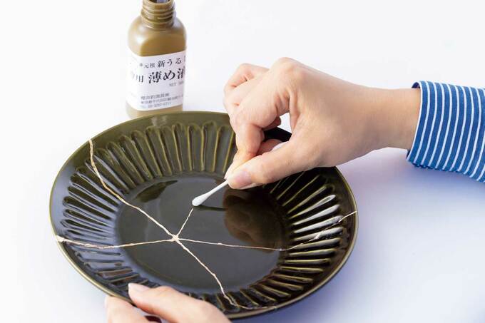 綿棒でうるしを取る