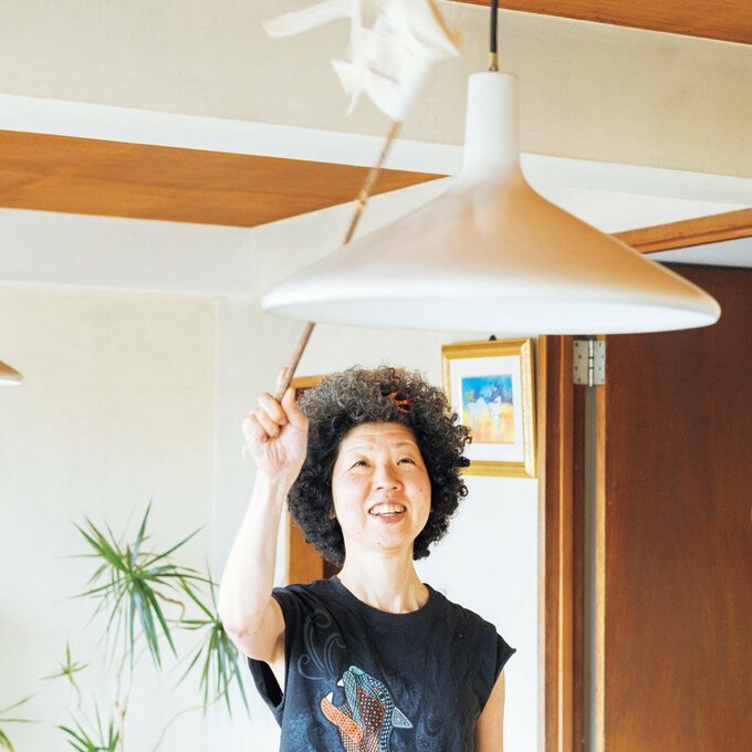 ハタキかけする稲垣さん