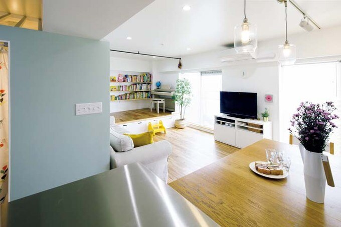 リビングの小上がりまでよく見えるキッチン