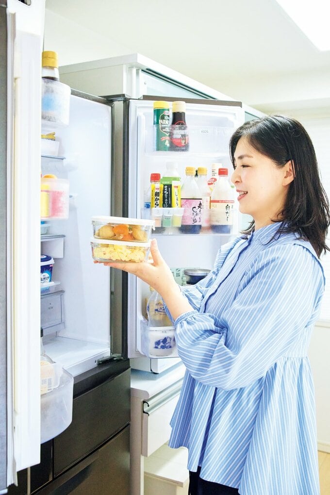 耳にジュエリーをつける女性