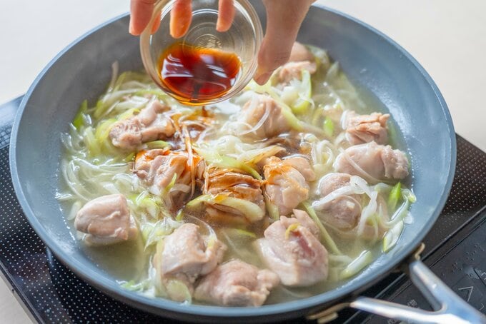 鶏モモと長ネギに調味料を足しているところ